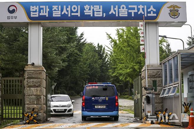 [의왕=뉴시스] 조성우 기자 = 내란 특검 2차 소환에 불응한 윤석열 전 대통령에 대한 강제 구인 절차에 돌입한 14일 오후 경기 의왕시 서울구치소로 법무부 호송차량이 들어가고 있다.  2025.07.14. xconfind@newsis.com