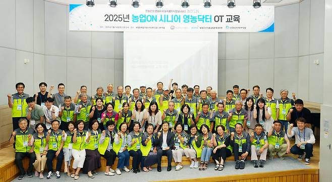 농림수산식품교육문화정보원이 한국노인인력개발원 세종충북지역본부와 손잡고 '농업ON 시니어 영농닥터' 사업을 출범시켰다고 14일 밝혔다. 시니어 닥터들은 현장에서 농정원이 운영하는 '농업ON' 농식품지식정보 서비스를 활용할 수 있게 지원할 예정이다. (사진 = 농정원 제공) 2025.07.14. *재판매 및 DB 금지