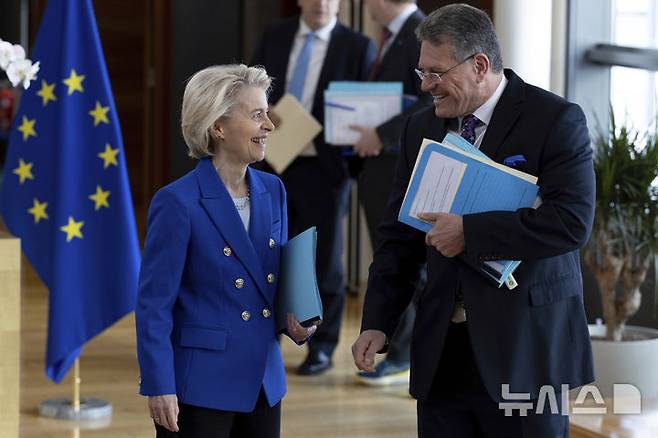 [AP/뉴시스] 지난 4월 9일 사진으로 EU 집행위원회의 폰데어라이엔 위원장과 마로시 세프코비치 통상분과위원장이 주간 커미셔너 회의에 앞서 만나고 있다