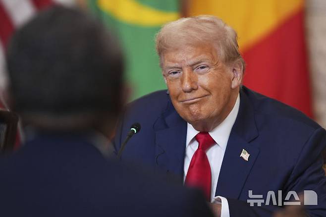 [워싱턴=AP/뉴시스] 도널드 트럼프 미국 대통령이 9일(현지 시간) 워싱턴 백악관에서 열린 아프리카 지도자들과의 오찬 중 발언하고 있다. 2025.07.09.
