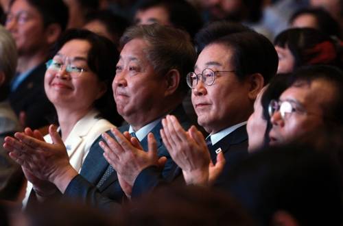 이재명 대통령이 13일 서울 강남구 코엑스에서 열린 2025 세계정치학회(IPSA) 서울총회 개막식에 참석해 박수치고 있는 모습. [대통령실통신사진기자단]