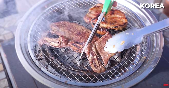 LA 양념갈비를 조리용 가위로 자르고 있는 모습 [Youtube 'Max the Meat Guy']