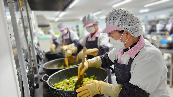 노인 일자리 공동체 사업단-고흥 손맛 반찬 조리 모습. 전라남도 제공