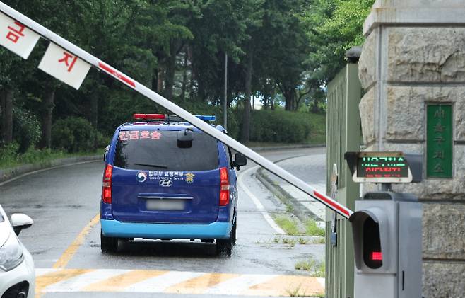 서울구치소로 들어서는 호송차량. 연합뉴스