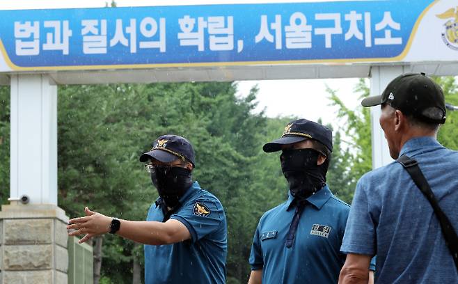 14일 윤 전 대통령이 수감된 서울구치소 앞에 경찰이 배치돼 있는 모습. 연합뉴스