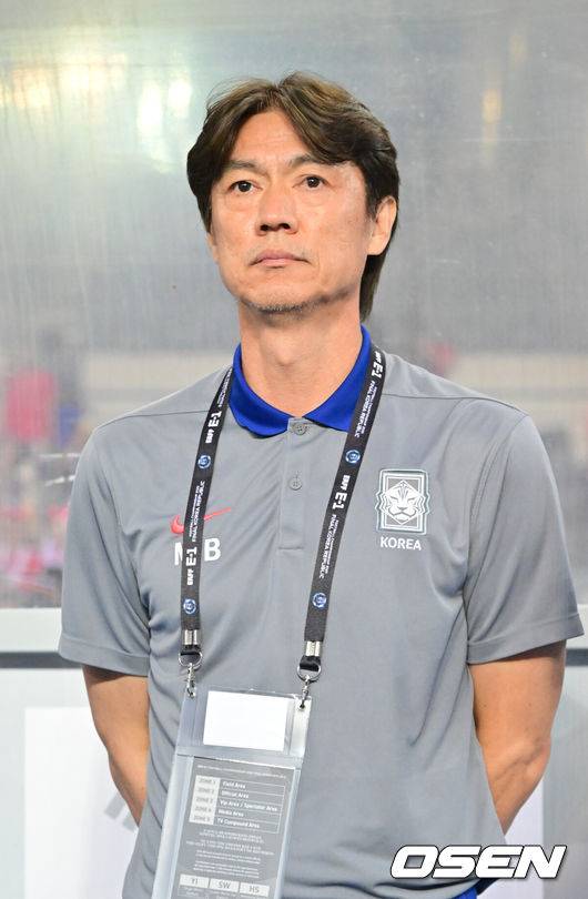 [OSEN=용인, 박준형 기자] 11일 오후 용인 미르스타디움에서 2025 동아시아축구연맹(EAFF) E-1 챔피언십(동아시안컵) 한국과 홍콩의 경기가 진행됐다.지난 7일 중국과의 1차전에서 3-0 완승을 거둔 한국은 2연승을 통해 통산 6번째 우승 가능성을 키우겠다는 목표를 세웠다.경기를 앞서 홍명보 감독이 그라운드를 바라보고 있다.  2025.07.11 / soul1014@osen.co.kr
