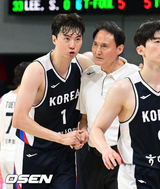 [OSEN=안양, 김성락 기자] 13일 오후 안양 정관장아레나에서 ‘하나은행 2025 남자농구 국가대표 평가전’ 대한민국과 일본의 두 번째 평가전이 열렸다. 대한민국은 지난 11일 열린 일본과의 첫 번째 평가전에서 91-77로 승리를 거뒀다. 2쿼터 작전타임 대한민국 이현중, 안준호 감독이 이야기를 나누고 있다. 2025.07.13 / ksl0919@osen.co.kr