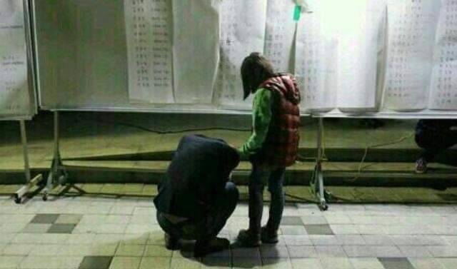 ▲참사 당일 경빈이 사망소식을 듣고 오열하는 경빈아빠와 위로하는 경빈이 동생 ⓒ전인숙