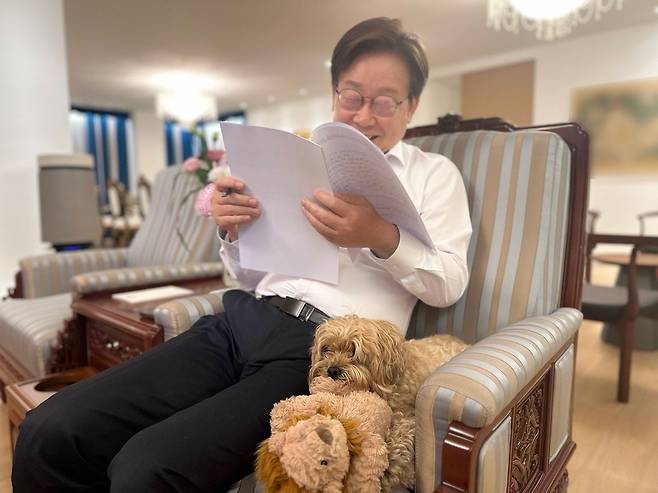 대통령실은 이재명 대통령이 서울 한남동 관저에서 반려견 '바비'와 함께하는 모습을 14일 SNS에 공개했다. 대통령실 제공