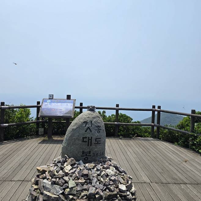 홍도의 최고봉 깃대봉은 사방이 트여 있어 아름다운 풍경을 감상할 수 있다.