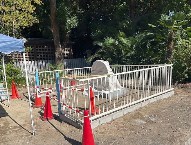 일본 오사카시 호국신사 경내에 세워진 아베 신조 전 총리 추도 기념비가 천으로 가려져 있다. 추도 기념비에는 지난 12일 밤 검은 스프레이로 뿌려진 낙서가 발견됐다. 엑스(X) 캡처