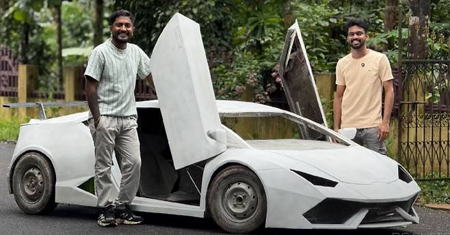 인도 케랄라주에서 폐차와 고철 조각으로 탄생한 람보르기니 우라칸 복제품. 유튜브 캡처