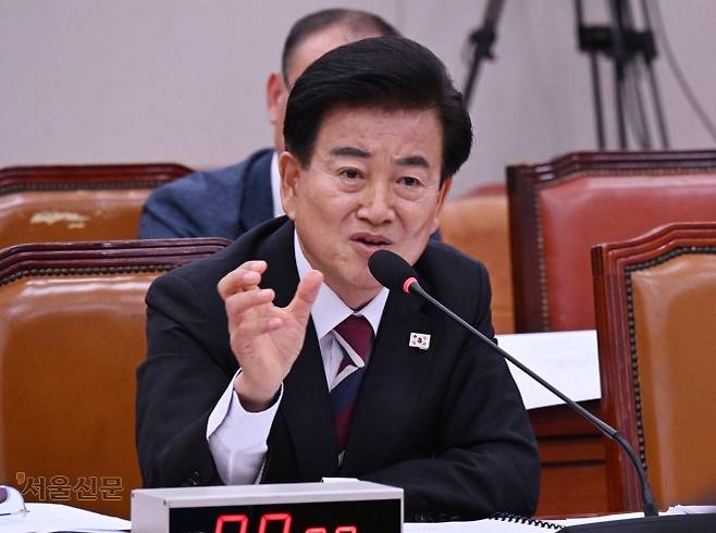 정동영 통일부 장관 후보자가 14일 국회 외교통일위원회에서 열린 인사청문회에서 의원들의 질의에 답하고 있다. 정 후보자는 남북 관계 개선을 위해 ‘한미 연합훈련 연기’ 등을 논의할 수 있다고 밝혔다. 안주영 전문기자