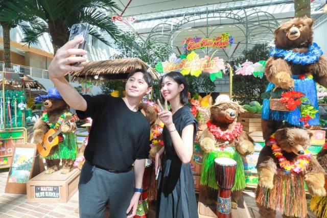 현대백화점이 다음 달 17일까지 더현대 서울의 실내정원 사운즈포레스트에서 하와이의 마우이섬을 콘셉트로 이색적인 공간 연출을 선보인다고 11일 밝혔다. 방문 고객은 최대 7.5m 높이의 야자수 10여 그루가 둘러싸고 있는 공간에서 하와이풍 상점들을 즐길 수 있다. 사진 제공=현대백화점