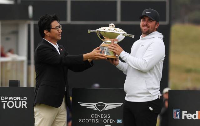 크리스 고터럽(오른쪽)이 14일 제네시스 스코티시 오픈 우승 뒤 송민규 제네시스사업본부장 부사장으로부터 트로피를 전달 받고 있다. 로이터연합뉴스