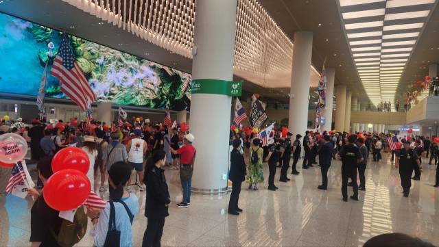 모스 탄 교수 입국을 환영하기 위해 지지자들이 인천국제공항에 모여 있다. 사진 제공=인천국제공항