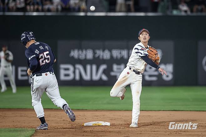 롯데 전민재가 10일 사직구장에서 열린 두산 베어스와 홈경기 도중 1루로 송구하고 있다. 사진제공｜롯데 자이언츠