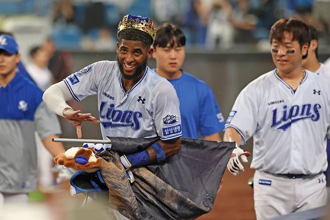 삼성은 전반기를 8위로 마쳤다. 홈과 원정경기 성적의 편차가 워낙 컸던 탓에 좀처럼 순위를 끌어올리지 못한 영향이 크다. 홈런 1위 르윈 디아즈(왼쪽)도 29개의 홈런 가운데 24개를 홈에서 쳐냈다. 사진제공｜삼성 라이온즈