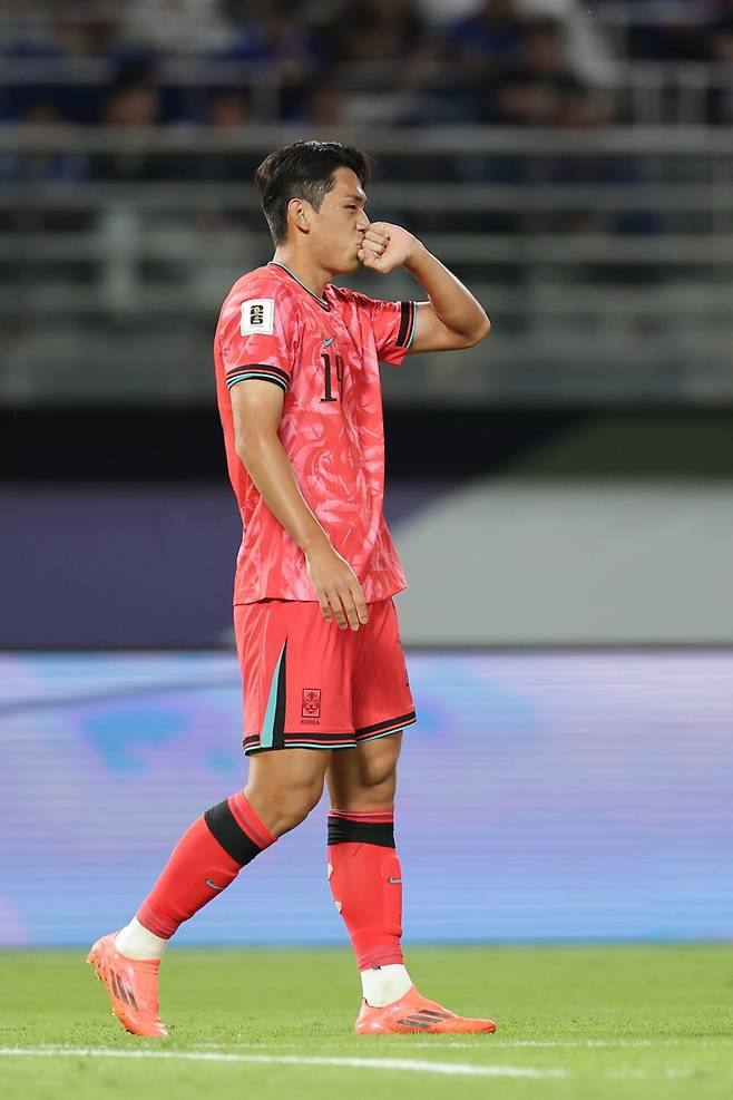 축구대표팀 공격수 오세훈이 올 시즌 긴 침묵에 신음하고 있다. 포지션 경쟁자들이 빠르게 앞선 가운데 15일 용인미르스타디움에서 열릴 일본과 E-1 챔피언십 3차전은 어쩌면 마지막 기회일지 모른다. 지난해 11월 쿠웨이트와 2026북중미월드컵 아시아 최종예선 원정경기에서 득점한 뒤 기뻐하는 모습. 사진제공｜대한축구협회