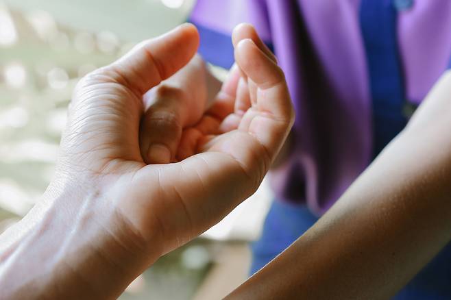 전신 순서에 따라 감각과 압력을 섬세하게 조율하는 맞춤형 케어를 선보이는 반얀트리 스파. 사진제공|팜투어