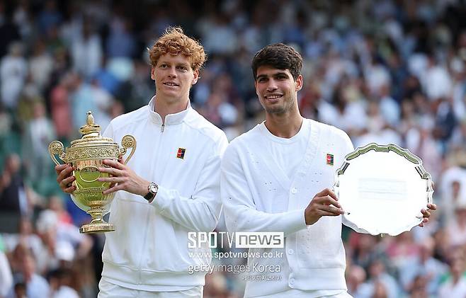 ▲ 이탈리아 국적의 얀니크 신네르가 윔블던 오픈 남자 단식 테니스 첫 우승을 차지했다. 세계랭킹 1위를 자랑하는 신네르는 이탈리아 선수로는 남녀 통틀어 첫 윔블던 단식을 우승하는 기쁨을 만끽했다. 지난해 호주오픈과 US오픈을 우승한 신네르는 윔블던도 정복하며 커리어 그랜드슬램에 프랑스오픈 하나만 남겨두게 됐다.