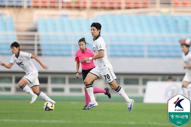대한축구협회와 한국프로축구연맹이 비디오 판독 결과를 주심이 직접 설명하는 VAR PA 시범운영 첫 경기로 선정한 안산 그리너스와 서울 이랜드전 경기 모습. /사진=한국프로축구연맹 제공