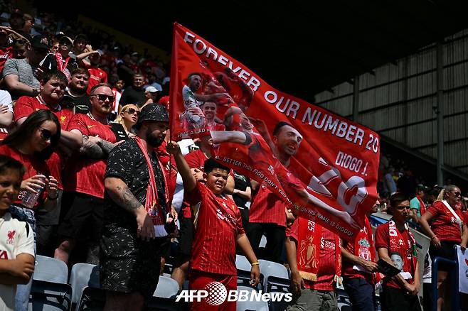 13일(한국시간) 영국 랭커셔주 프레스턴의 딥데일에서 열린 프레스턴 노스 엔드와의 프리시즌 첫 경기에서 디오구 조타를 추모하는 걸개를 든 리버풀 팬들. /AFPBBNews=뉴스1