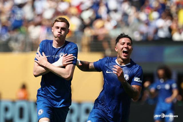 첼시 콜 파머(왼쪽)가 골을 넣고 기뻐하고 있다. /AFPBBNews=뉴스1
