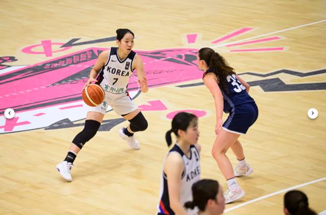 경기에 집중하는 이민지(왼쪽). /사진=FIBA 캡처