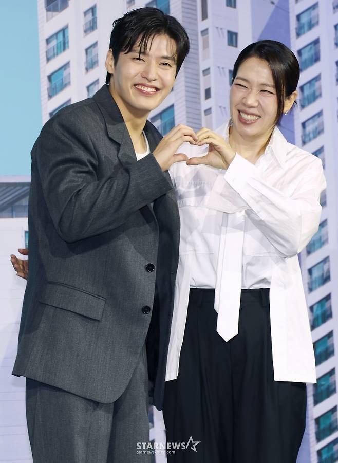 강하늘-염혜란 '다정한 손하트'[★포토]