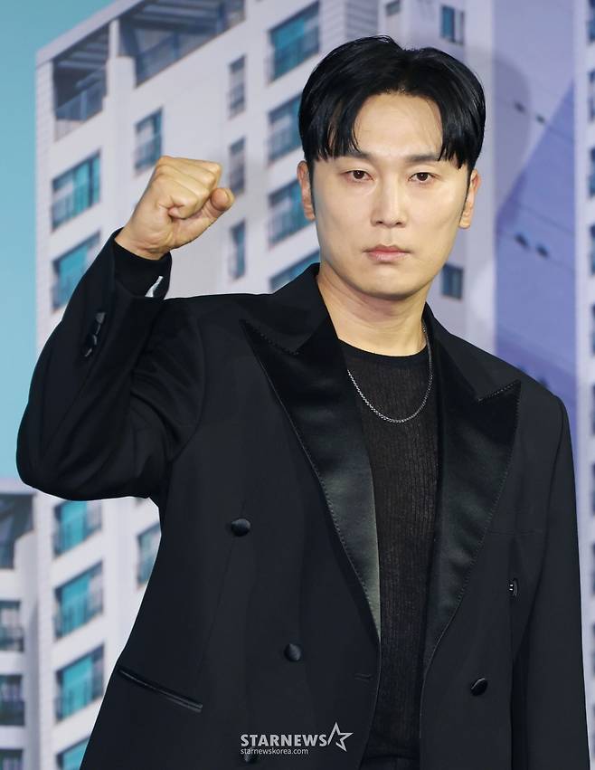 배우 서현우가 14일 오전 서울 중구 앰배서더 서울 풀만 호텔에서 진행된 넷플릭스 오리지널 영화 '84 제곱미터' 제작발표회에 참석해 포즈를 취하고 있다. 84제곱미터 아파트로 내 집 마련에 성공한 영끌족 우성이 정체를 알 수 없는 층간소음에 시달리며 벌어지는 예측불허 스릴러 '84 제곱미터'는 오는 18일 공개된다. /2025.07.14 /사진=이동훈 photoguy@