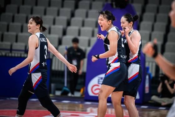 강이슬(왼쪽부터), 박지현, 최이샘. /사진=FIBA 공식 홈페이지