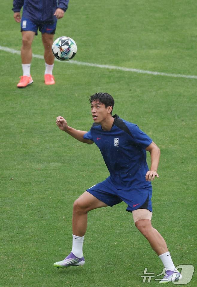 오세훈이 14일 오후 경기 성남시 중원구 성남종합운동장에서 2025 동아시아축구연맹(EAFF) E1 챔피언십(동아시안컵) 한일전을 앞두고 훈련을 하고 있다. /사진=뉴스1