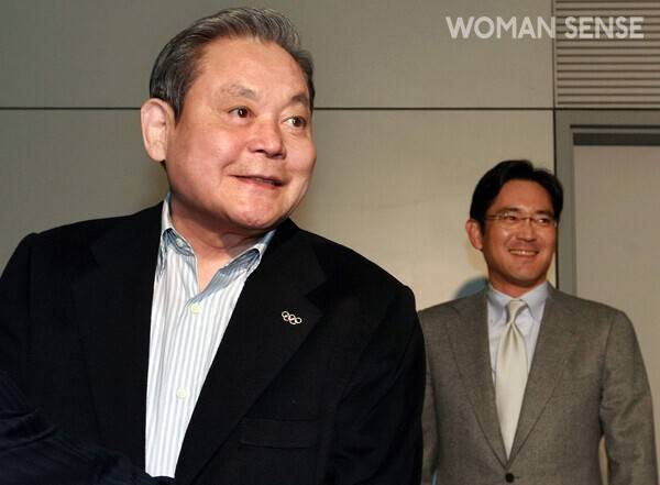 2008년 국제올림픽위원회(IOC) 위원으로 복귀한 고 이건희 회장이 아들 이재용 회장과 함께 벤쿠버로 출국하는 모습.&nbsp; 사진=연합뉴스&nbsp;