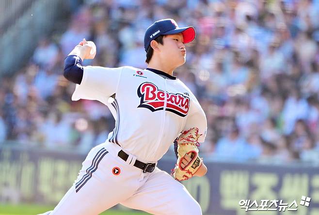 20일 오후 서울 송파구 잠실야구장에서 열린 '2025 신한 SOL Bank KBO리그' KIA 타이거즈와 두산 베어스의 경기, 9회초 두산 김택연이 공을 힘차게 던지고 있다. 엑스포츠뉴스 DB