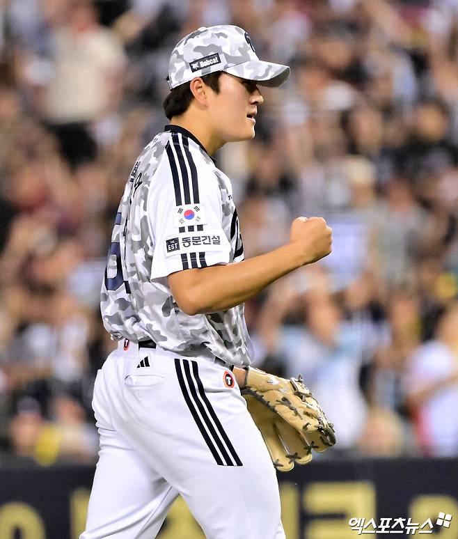 5일 오후 서울 송파구 잠실야구장에서 열린 '2025 신한 SOL Bank KBO리그' KIA 타이거즈와 두산 베어스의 경기, 10회초 2사 1,3루 두산 김택연이 KIA 위즈덤을 헛스윙 삼진으로 처리한 후 기뻐하고 있다. 엑스포츠뉴스 DB