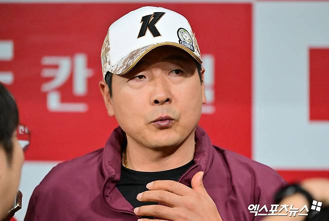 7일 오후 서울 구로구 고척스카이돔에서 열리는 '2025 신한 SOL Bank KBO리그' LG 트윈스와 키움 히어로즈의 경기, 키움 홍원기 감독이 취재진과 대화를 나누고 있다. 엑스포츠뉴스 DB