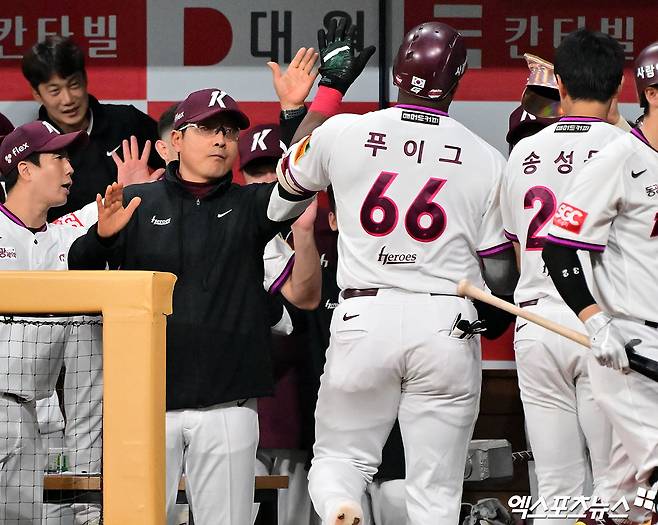 22일 오후 서울 구로구 고척스카이돔에서 열린 '2025 신한 SOL Bank KBO리그' 두산 베어스와 키움 히어로즈의 경기, 3회말 2사 1루 키움 푸이그가 투런 홈런을 날린 후 홍원기 감독과 하이파이브를 하고 있다. 엑스포츠뉴스 DB