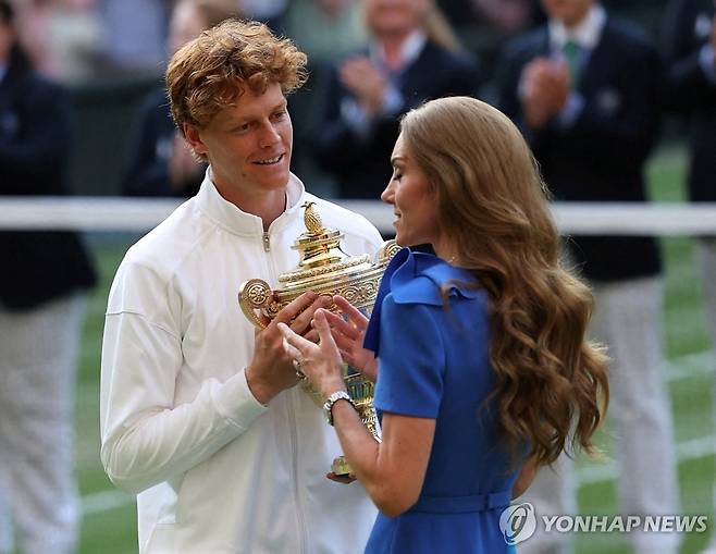 케이트 미들턴 영국 왕세자빈으로부터 트로피를 받는 신네르(왼쪽). [로이터=연합뉴스]