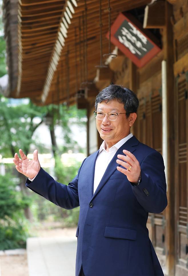 이귀영 국가유산진흥원장     (서울=연합뉴스) 진연수 기자 = 이귀영 국가유산진흥원장이 지난 7일 서울 중구 한국의집에서 인터뷰한 뒤 기념 촬영을 하고 있다. 2025.7.14
    jin90@yna.co.kr