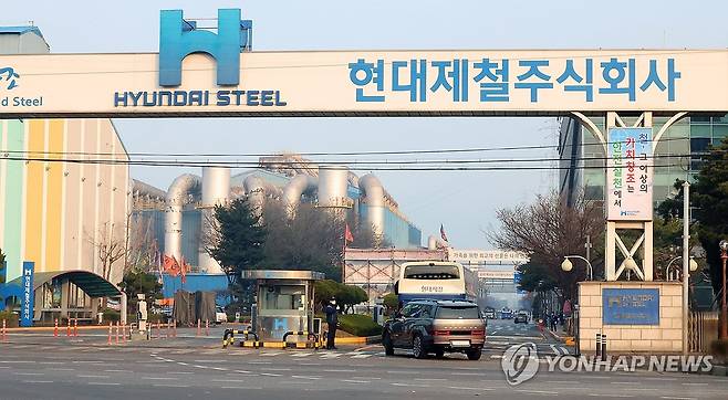 현대제철, 오늘부터 인천 철근공장 전면 셧다운…창사 이래 처음 (인천=연합뉴스) 임순석 기자 = 현대제철 인천공장 내 철근공장 전면 셧다운이 시작된 1일 오전 인천 동구 현대제철 인천공장에서 근로자들이 이동하고 있다. 현대제철은 인천공장 내 철근공장의 전체 생산라인을 4월 한 달 멈춘 뒤, 국내 철근 재고가 감소하는 등 시장의 공급 과잉이 완화할 때까지 감산 조치를 유지한다는 계획이다. 인천공장에서는 철근과 형강을 연간 약 150만t, 200만t을 생산하고 있다. 2025.4.1 soonseok02@yna.co.kr