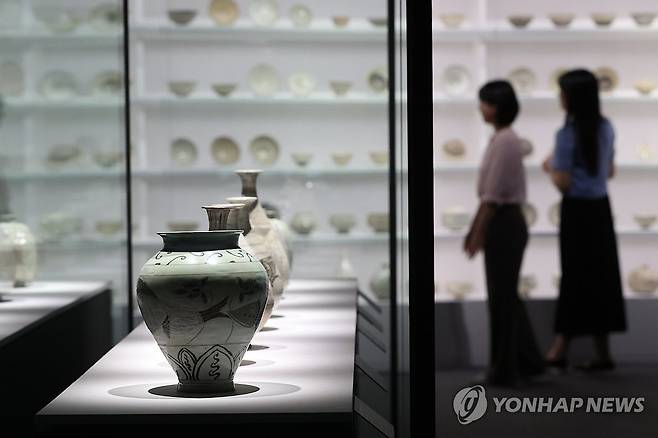 조선 전기 미술 대전 (서울=연합뉴스) 강민지 기자 = 6월 9일 서울 용산구 국립중앙박물관에서 관계자가 용산 개관 20주년 기념 특별전 '새 나라 새 미술: 조선 전기 미술 대전'을 둘러보고 있다. 전시는 15~16세기 도자, 서화, 불교미술 등을 선보인다. [연합뉴스 자료사진]