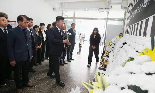 시민분향소 찾아 참배하는 이범석 시장 [청주시 제공. 재판매 및 DB 금지]