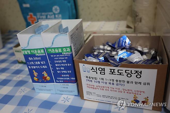 건설현장에 비치된 폭염키트 7월 3일 울산 울주군 온산읍 에쓰오일 샤힌프로젝트 건설 현장 내 카페형 휴게공간에 식염 포도당과 분말형 이온음료가 비치돼 있다. 이날 울산 전역에는 폭염경보와 폭염 영향예보 '경고' 단계가 발령됐다. [연합뉴스 자료사진]