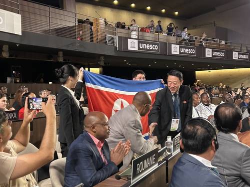 금강산, 북한의 3번째 세계유산으로      (파리=연합뉴스) 김예나 기자 = 13일(현지시간) 프랑스 파리 유네스코 본부에서 열린 제47차 세계유산위원회에서 북한의 '금강산'이 세계유산으로 등재되자 북한 대표단 관계자가 인사하고 있다. 2025.7.13
    yes@yna.co.kr