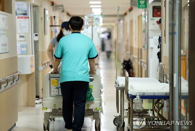 '수술실 화재' 조선대병원 (광주=연합뉴스) 김혜인 기자 = 14일 오전 광주 동구 조선대병원에서 불이 나 10여분만에 지체 진화됐다. 사진은 수술실 앞에서 의료진이 환자를 이동시키는 모습. 2025.7.14 in@yna.co.kr