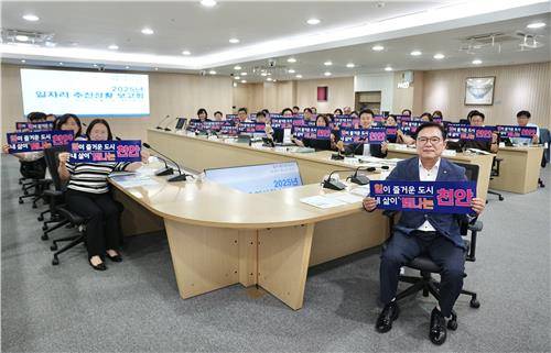 보고회에서 표어 들어 보이는 김석필 시장 권한대행(오른쪽) [천안시 제공. 재판매 및 DB 금지]