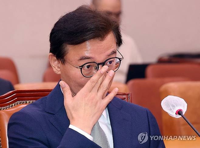 안경 고쳐쓰는 전재수 (서울=연합뉴스) 박동주 기자 = 전재수 해양수산부 장관 후보자가 14일 서울 여의도 국회 농림축산식품해양수산위원회 전체회의에서 열린 인사청문회에 참석해 안경을 고쳐쓰고 있다. 2025.7.14 pdj6635@yna.co.kr