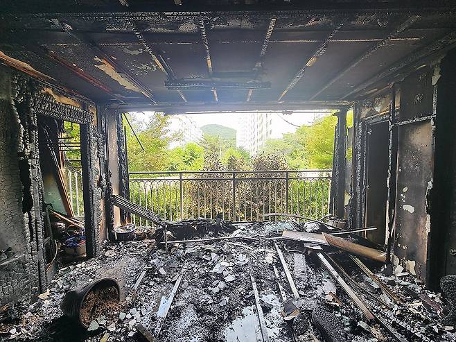 화재로 검게 그을린 아파트 (부산=연합뉴스) 13일 부산소방재난본부와 북부경찰서 등에 따르면 이날 낮 12시 20분께 부산 북구의 한 아파트에서 불이 나 80대 노모와 50대 큰아들이 숨졌다. 사진은 불에 탄 아파트 내부. 2025.7.13 [부산소방재난본부 제공. 재판매 및 DB 금지] photo@yna.co.kr