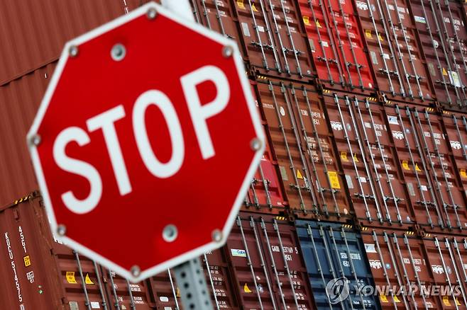 미국 캘리포니아의 항구에 적치된 콘테이너 [로이터 연합뉴스 자료사진]
